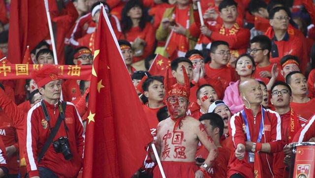 媒体还表示，莱万已经不再和哈维关系紧密，球员更接近离队。